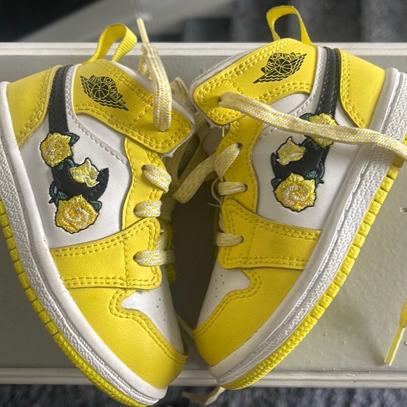 Air Jordan 1’s SIZE 5c - Picture 1 of 2